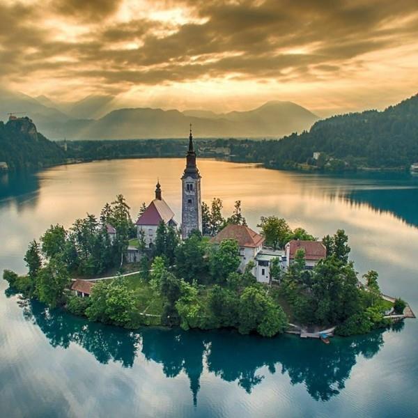 φθηνοί προορισμοί διακοπών σλοβενία ​​λίμνη αίμα