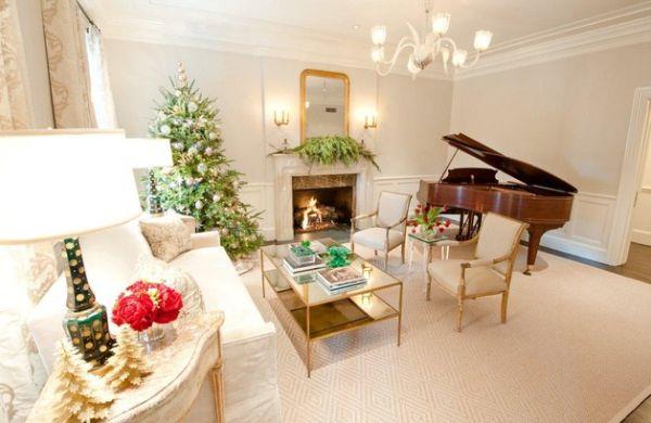 χρυσές πινελιές πιάνο και χριστουγεννιάτικο δέντρο