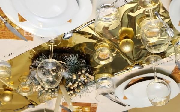 χρυσό-χριστουγεννιάτικο-τραπέζι-διακόσμηση-με-αλουμινένιο-αλουμινόχαρτο-έλατο-πράσινο