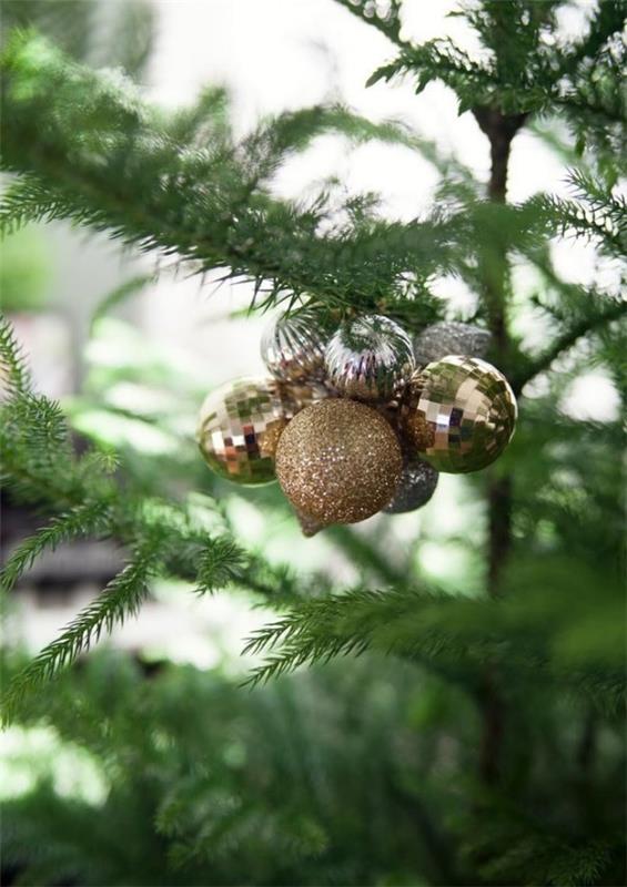 χριστουγεννιάτικο δέντρο με χρυσά κοσμήματα