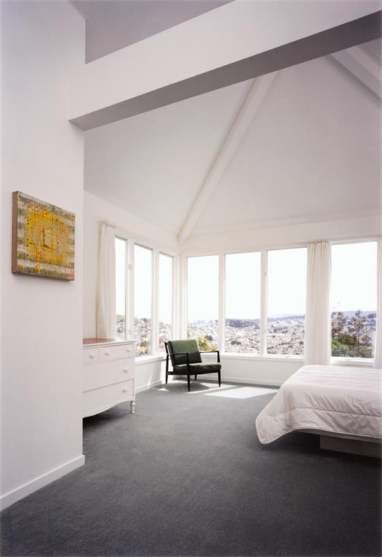γκρι πάτωμα άνετο υπνοδωμάτιο φωτεινά ηλιόλουστα λευκά παράθυρα γκρι μοκέτα