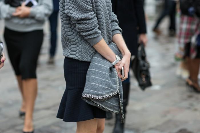 γκρι πουλόβερ γυναικείες τάσεις χειμώνα πλεκτές πουλόβερ χειμερινές τάσεις μόδας