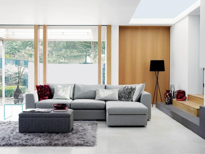 γκρίζος καναπές σαλόνι κομψό ρίξτε μαξιλάρια ξύλινες πινελιές