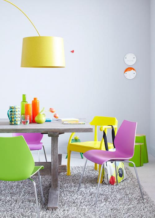 φωτεινά χρώματα στοιχεία διακόσμησης μαλακό χαλί τραπέζι φυσικό ξύλο πράσινο κίτρινο φωτιστικό δαπέδου
