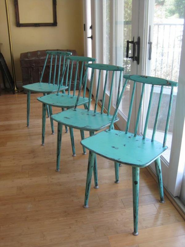 πράσινες μπλε βαμμένες καρέκλες με άπαχο ξύλινο δάπεδο