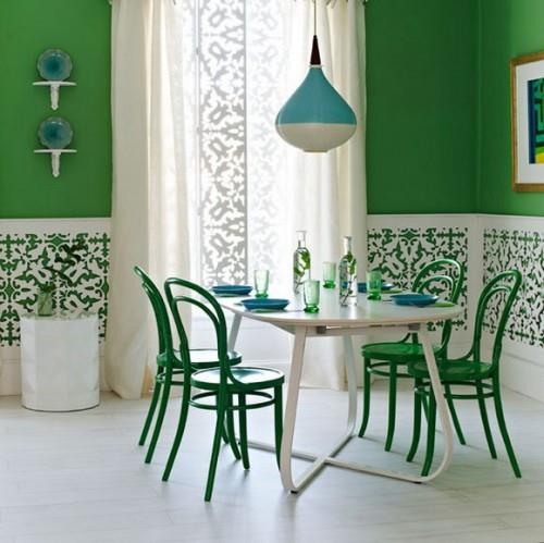 πράσινες καρέκλες-λευκό-μεταλλικό τραπέζι