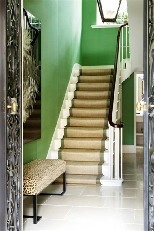 σχέδιο πράσινου τοίχου στο διάδρομο που λάμπει σκάλες