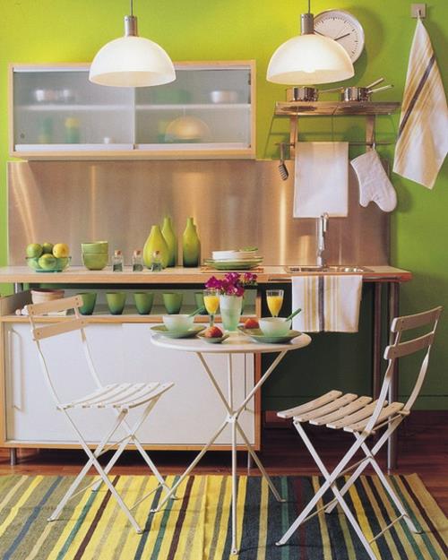 πράσινοι τοίχοι ιδέα στοιχεία διακόσμησης πιατικά πτυσσόμενα τραπέζια καρέκλες απλά
