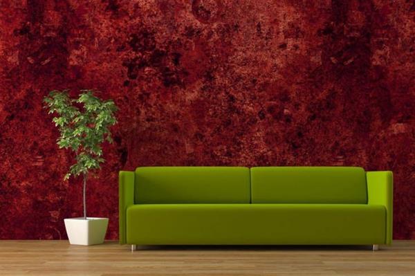 πράσινος καναπές και κόκκινη ταπετσαρία