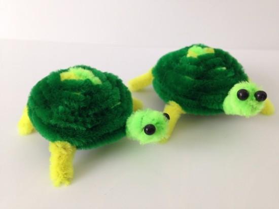 πράσινες χελώνες μπερδεμένες με καθαριστικό σωλήνων