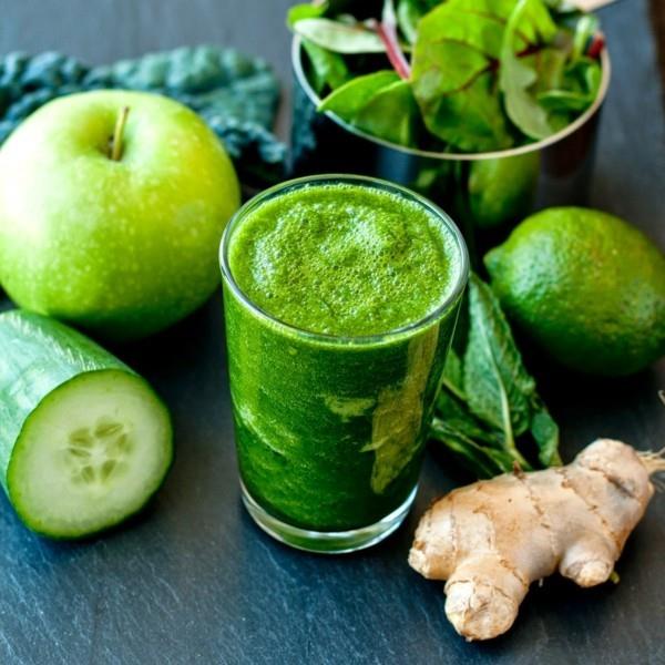 πράσινα smoothies υγιεινά που βοηθούν στον πόνο στην πλάτη
