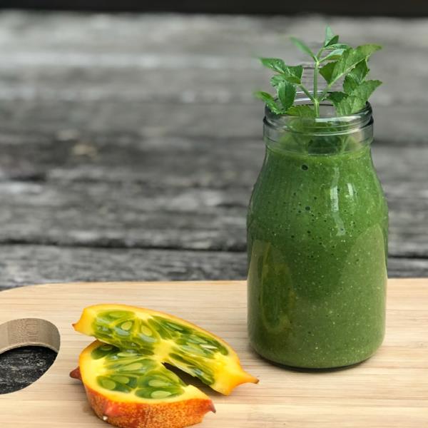 Προετοιμάστε πράσινα smoothies με kiwano