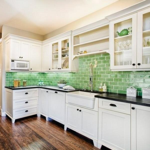 πράσινη τάση καθρέφτης πλακιδίων κουζίνας σε σμαραγδένια πράσινα και λευκά έπιπλα