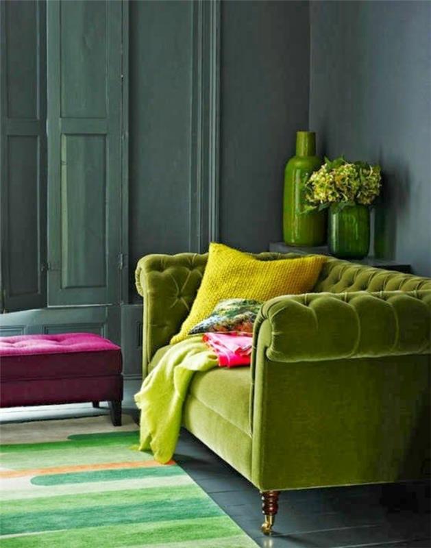 πράσινος καναπές καθιστικό επιπλωμένο χρωματιστό χαλί