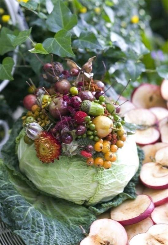 φθινοπωρινές συνθέσεις λαχανικών με μούρα και βελανίδια