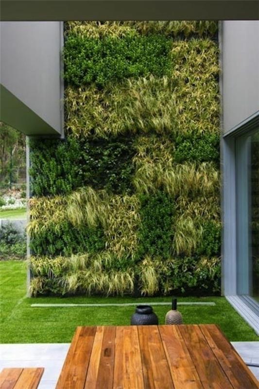 πράσινος τοίχος στον κήπο ξύλινα έπιπλα