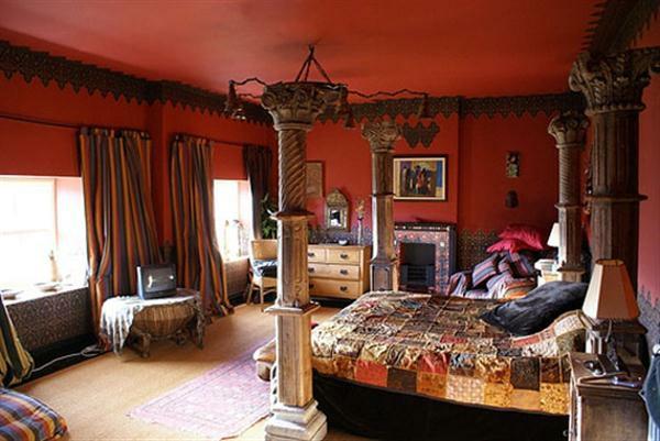 υπέροχα μαροκινά εσωτερικά σχέδια σκούρο κόκκινο τοίχο υπνοδωμάτιο οροφής