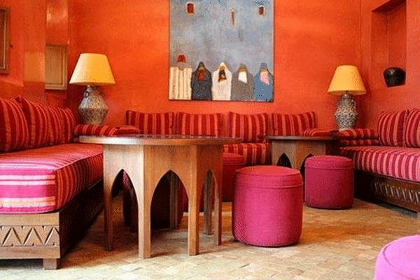 υπέροχο μαροκινό εσωτερικό σχέδιο με ξύλο δίπλα σε τραπεζοκαναπέδες καναπέδες