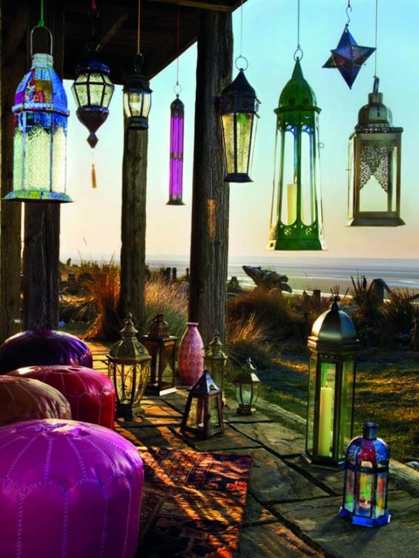 υπέροχα μαροκινά εσωτερικά σχέδια φωτίζουν το ροζ χρώμα της βεράντας