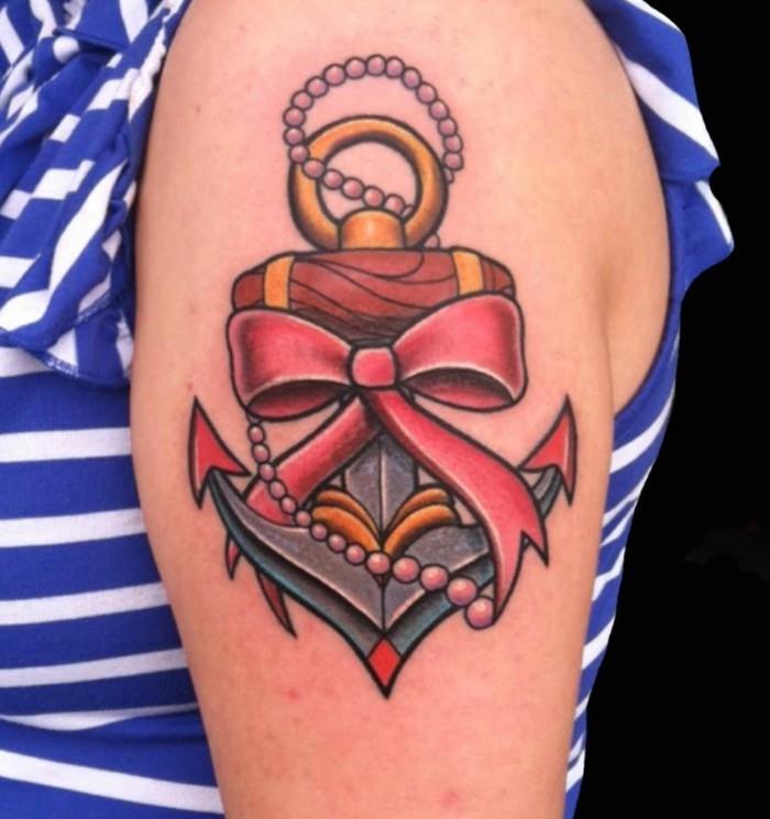 μεγάλη άγκυρα τατουάζ άνω βραχίονα γυναίκες κόκκινες κορδέλες μαργαριτάρια