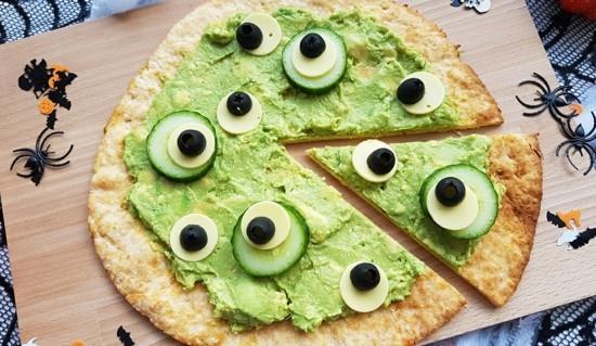 ανατριχιαστική πίτσα για επικάλυψη ιδεών γκουακαμόλε μάτια αγγουριού
