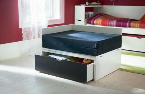 μοντέρνο κρεβάτι φιλοξενεί μαύρα συρτάρια IKEA