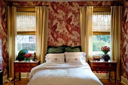 κεφαλάρι θεϊκού κρεβατιού στο υπνοδωμάτιό σας παραδοσιακά διακοσμημένο με λουλουδάτο σχέδιο