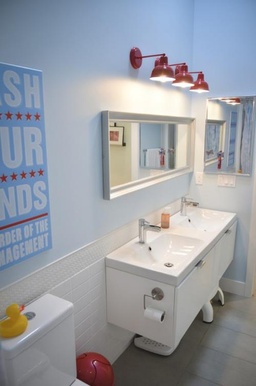 καλά σχεδιασμένο μπάνιο κόκκινο λευκό μπλε χρώματα συνδυασμένα φωτιστικά τοίχου