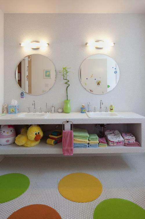 Καλά σχεδιασμένος καθρέφτης γύρου τοίχου μπάνιου, πετσέτες, νεροχύτης