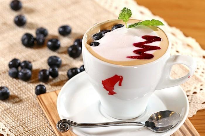 καλημέρα καφέ καφέ γάλα αφρού βατόμουρα φύλλα μέντας