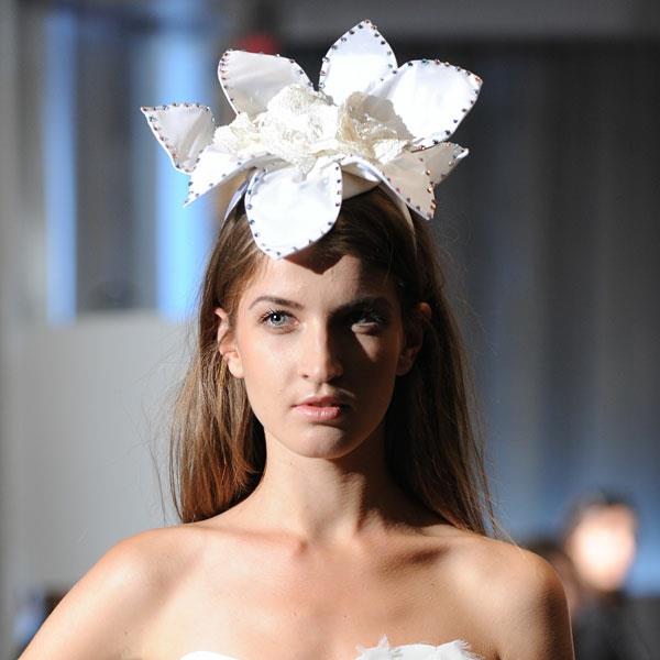 ιδέες μόδας μαλλιών νυφικά χτενίσματα με αξεσουάρ καπέλο λουλούδι