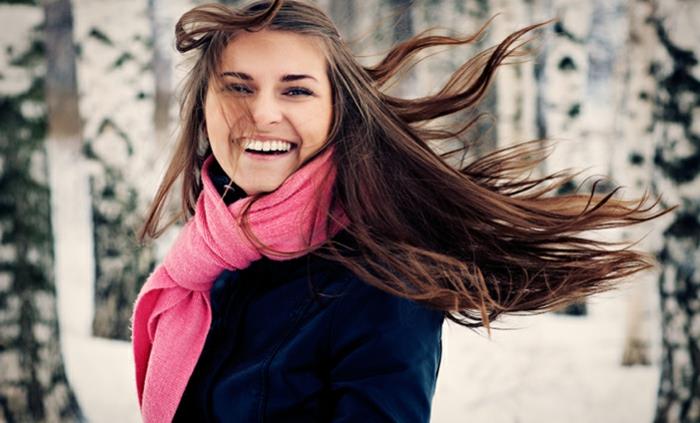 συμβουλές περιποίησης μαλλιών χειμωνιάτικα μακριά μαλλιά φροντίζοντας σωστά τη νεαρή ροζ κασκόλ