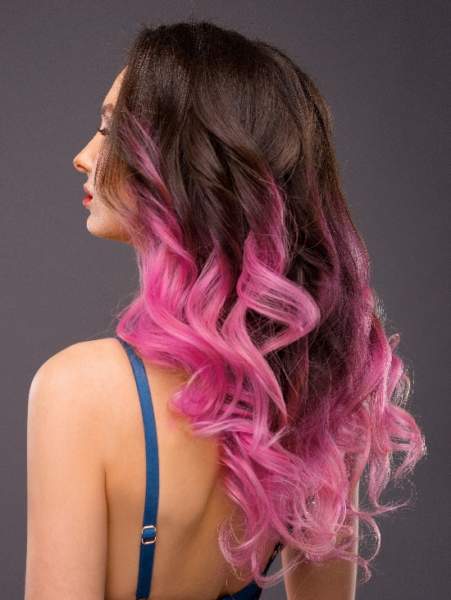 Rožiniai Ombre pečių ilgio banguoti plaukai
