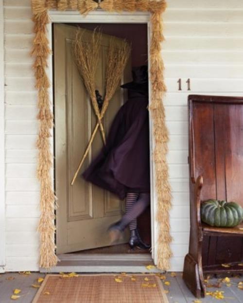 Απόκριες εξωτερική διακόσμηση σκούπα μάγισσας στην πόρτα εισόδου