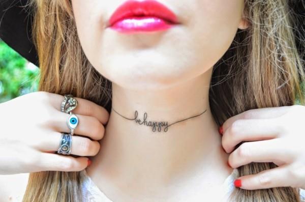 γραμματοσειρά τατουάζ λαιμού ευτυχισμένη γυναίκα τατουάζ