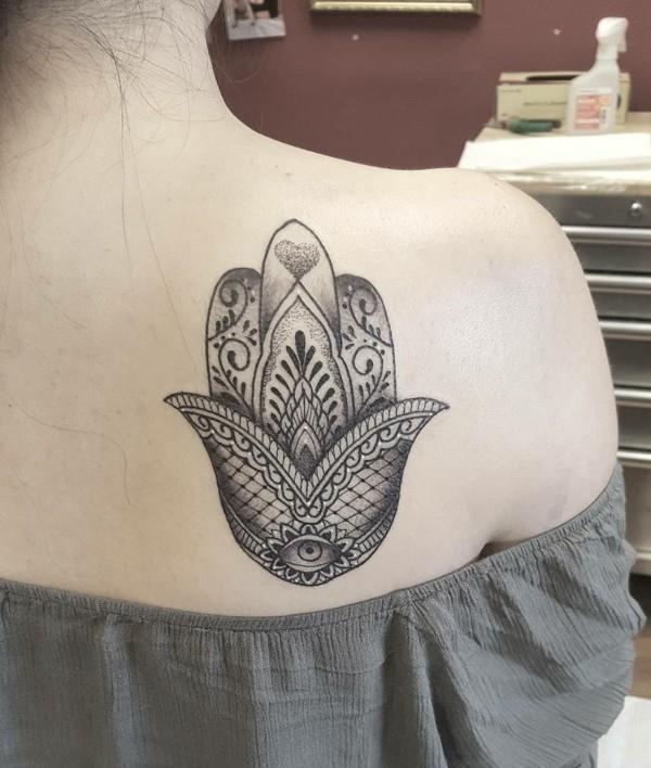 τατουάζ hamsa στον ώμο