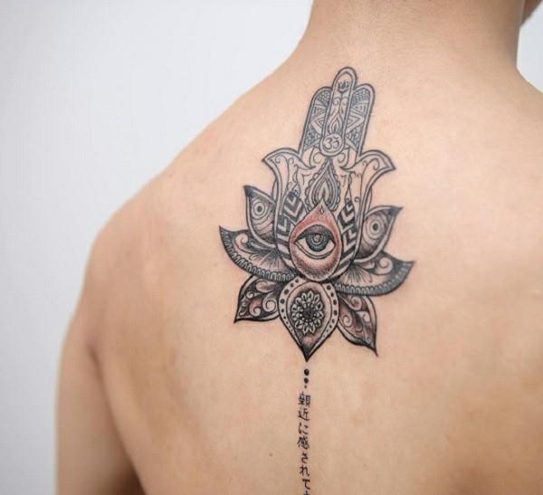 τατουάζ hamsa με το μάτι στην πλάτη