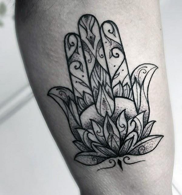 τατουάζ hamsa με μαύρο λωτό