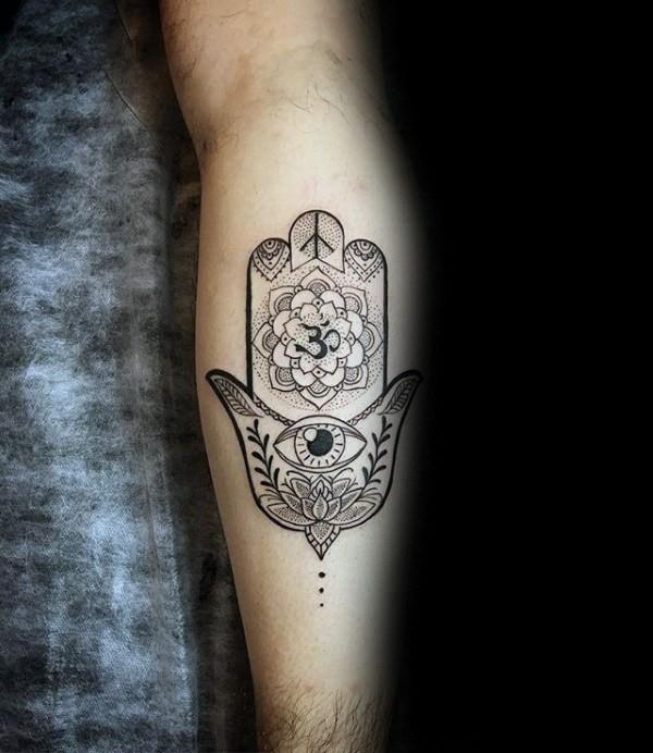 τατουάζ hamsa με σύμβολο om
