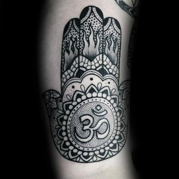 τατουάζ hamsa με σανσκριτικό σύμβολο om