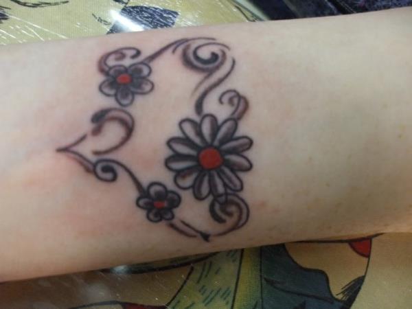 τατουάζ στον καρπό λουλούδια μαύρο κόκκινο