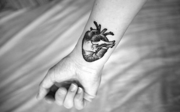 καρπό τατουάζ καρδιές ανθρώπινη ανατομία