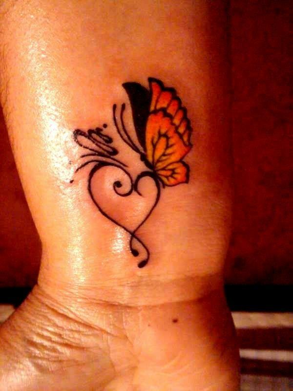 Τατουάζ πεταλούδα τατουάζ έννοια με καρδιές