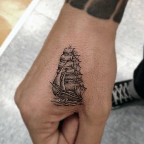 πλάτη του χεριού μικρά τατουάζ άνδρες πλοίο