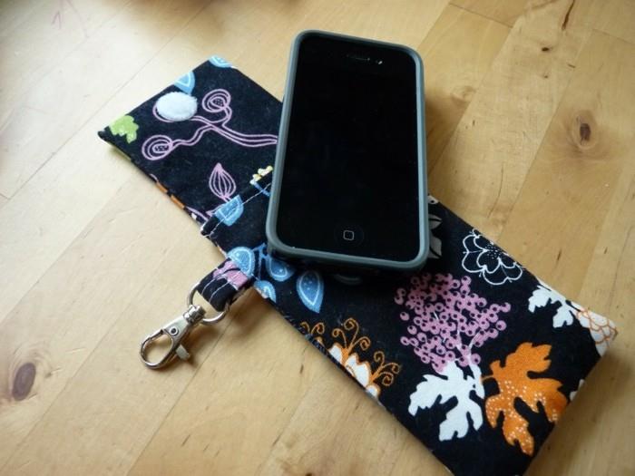 ράψτε μόνοι σας τσάντα κινητού μαύρο λουλουδάτο μοτίβο