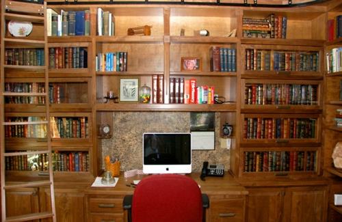 βιβλιοθήκη σπιτιού πολύχρωμα ράφια τοίχου ξύλινο γραφείο