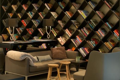 βιβλιοθήκη σπιτιού διαμάντι σε σχήμα τοίχου ράφια καναπέ πολυθρόνα σκαμπό ξύλο