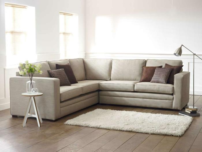 σπίτι ανακαίνιση ξύλινο πάτωμα σαλόνι λευκό χαλί γωνιακός καναπές