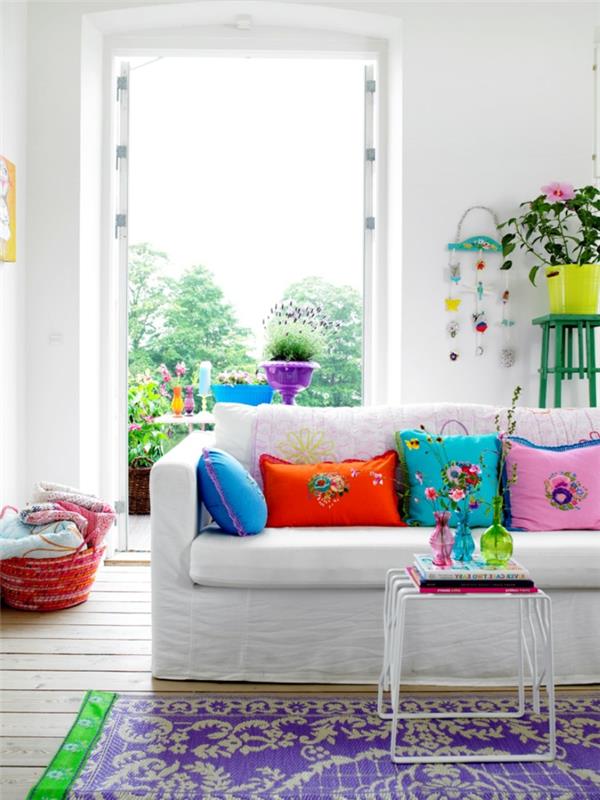 σπίτι ανακαίνιση σαλόνι χρωματιστό χαλί φρέσκο ​​ριχτάρι μαξιλάρια λευκός καναπές