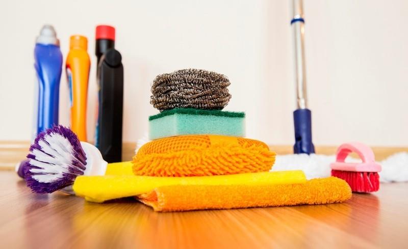 οικιακές συμβουλές καθαρισμού απορρυπαντικού σφουγγαρίσματος δαπέδου